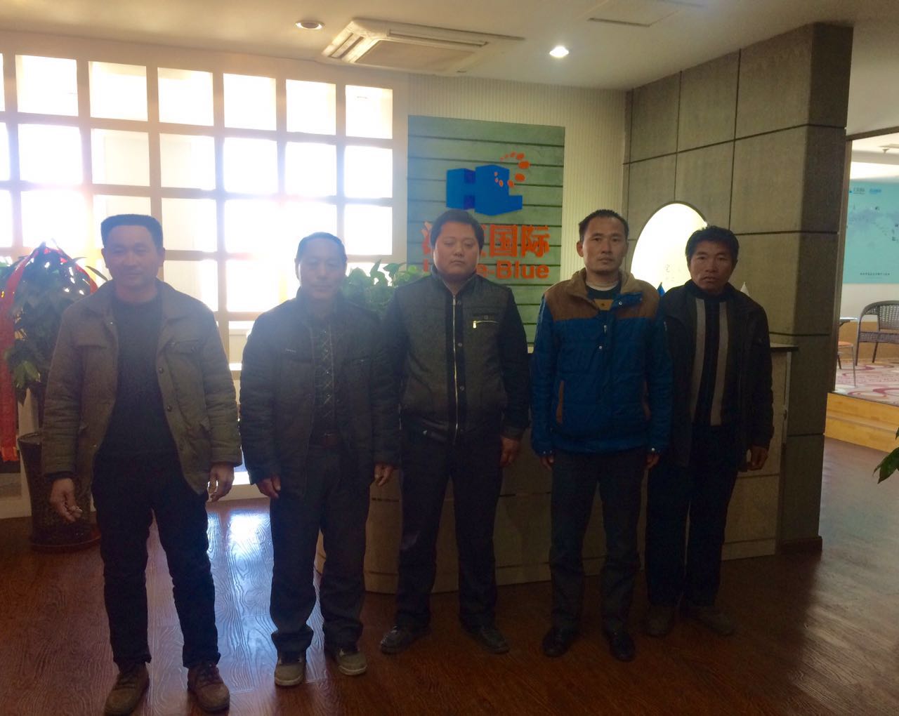 河南鄭州工人齊聚卡塔爾